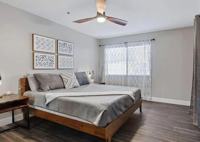 Beautiful Newly Remodeled 2-bdrm Biltmore Holiday home *