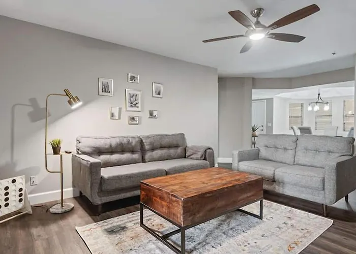 Beautiful Newly Remodeled 2-bdrm Biltmore Holiday home